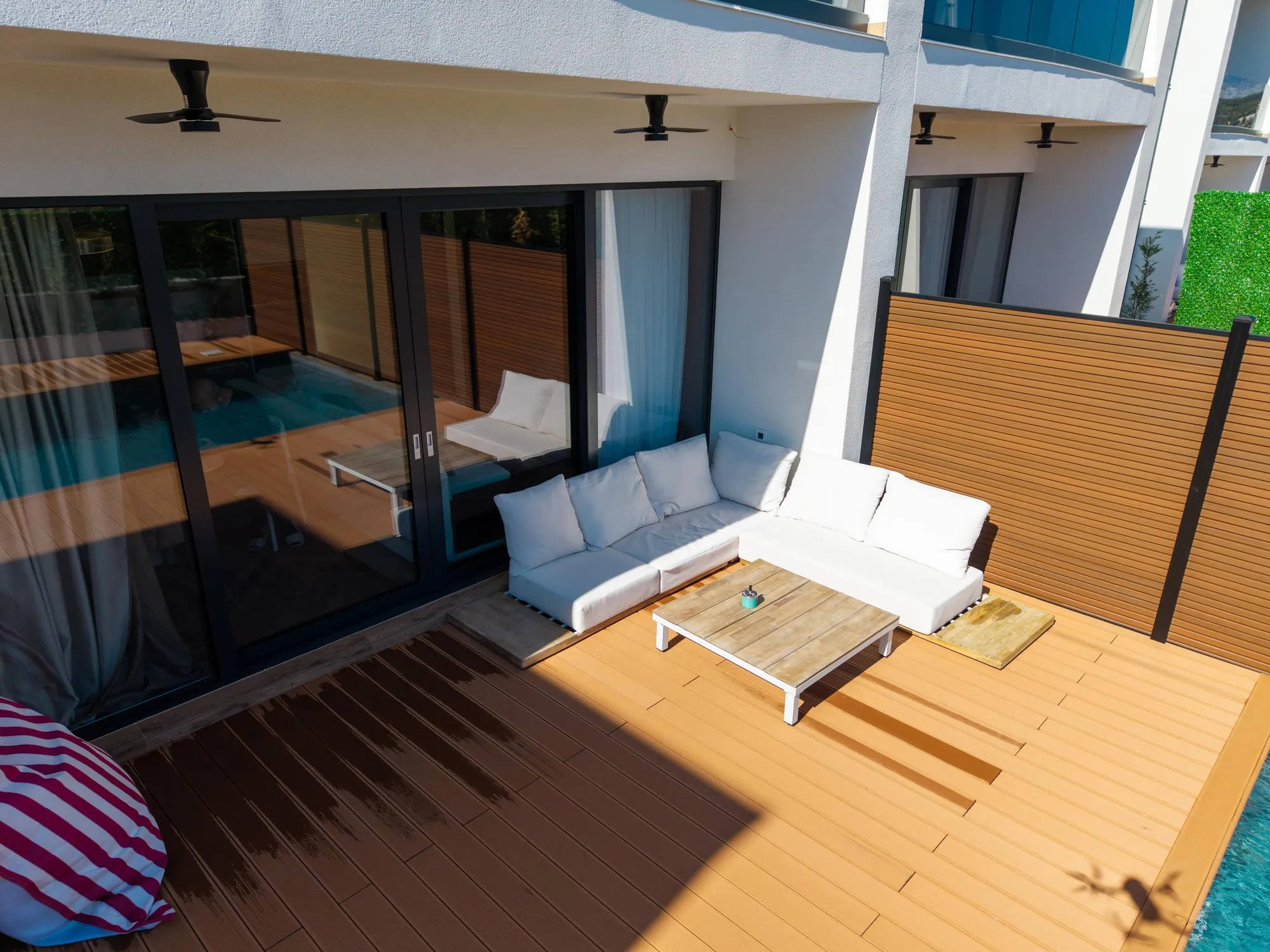Lounge uz bazen